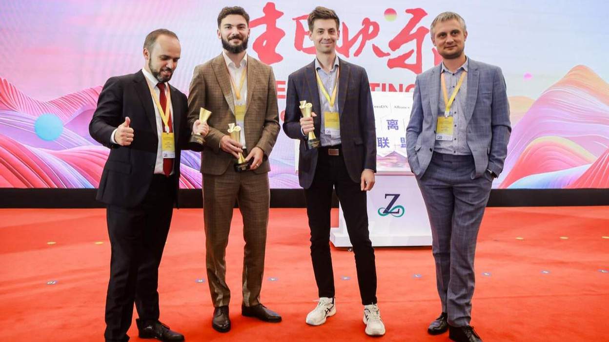 Награду со&nbsp;сцены в&nbsp;Пекине получил CEO red_mad_robot Илья Самофеев.<br>